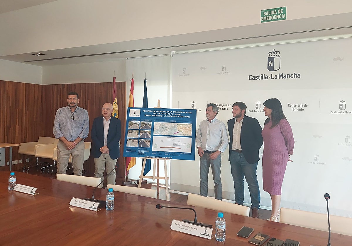 El alcalde de Anchuras, Santiago Martín, junto al consejero de Fomento, Nacho Hernando, durante la presentación de la obra en la carretera