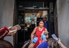 Un Uber a la llegada, un taxi a la salida, un voluminoso bolso y gritos de «mafia» contra Leire Díez en Ferraz