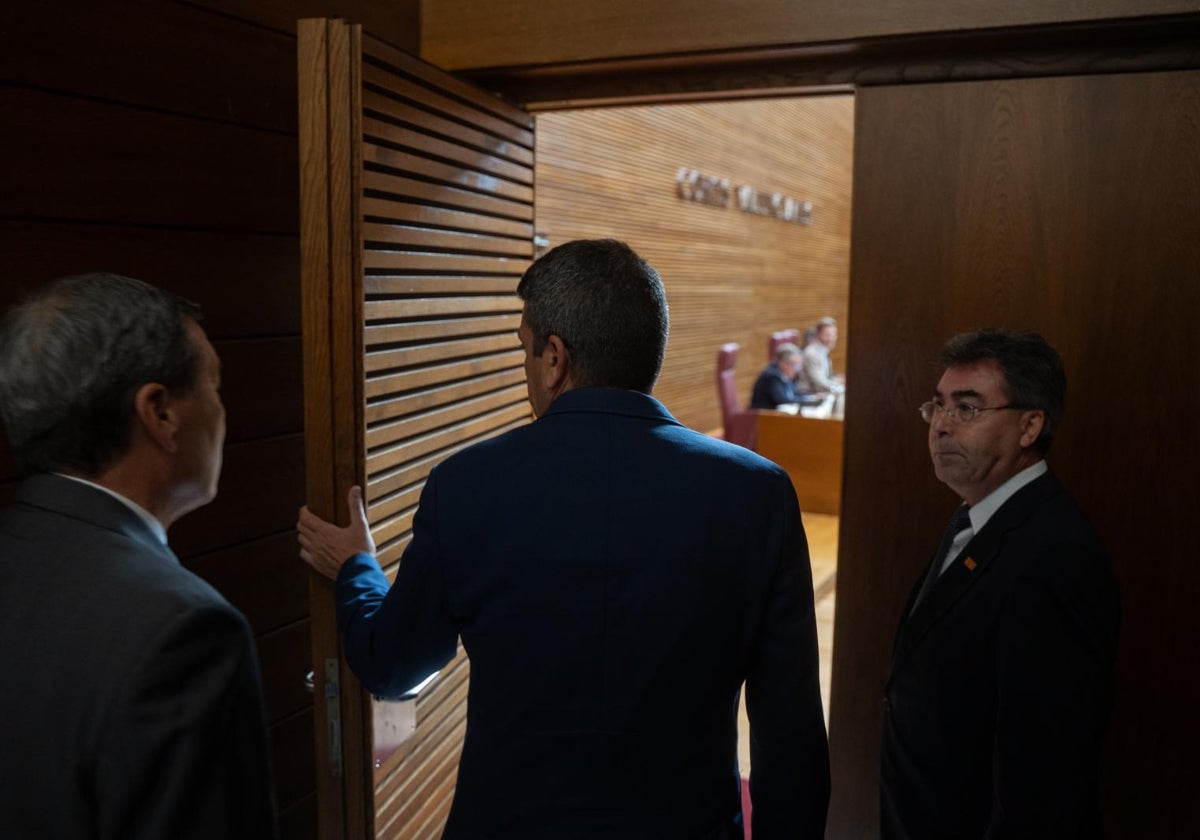 El presidente de la Generalitat Valenciana, Carlos Mazón, a su llegada al pleno de las Cortes Valencianas