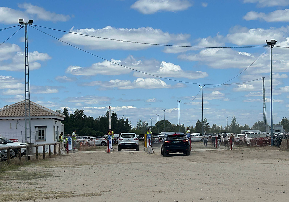 Entrada a uno de los parkings cercanos a la aladea del Rocío