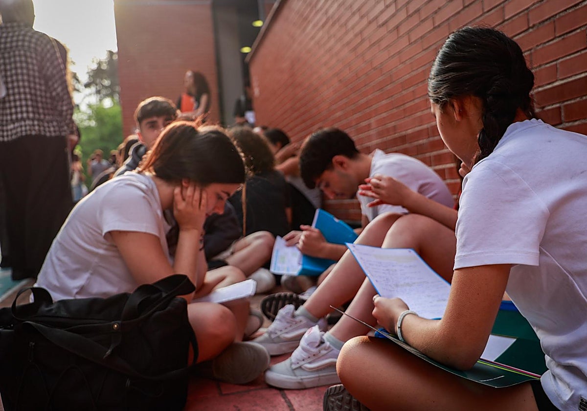 Estudiantes repasan minutos antes de comenzar el primer examen de Selectividad en Madrid, este martes