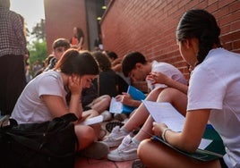 Alumnos madrileños tras el primer día de la PAU: «Nos parece injusto que no sigamos todos las mismas reglas. Nos quedamos sin plazas»