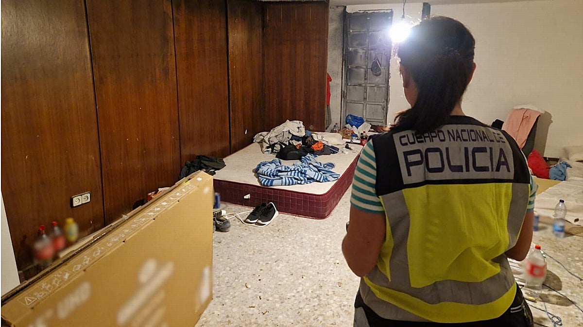 Imagen de una de las habitaciones donde tenían hacinados a albañiles extranjeros para reformar pisos turísticos en Alicante