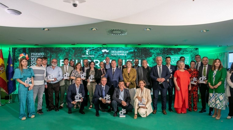 Foto de familia de los galardonados en los premios regionales de Medio Ambiente