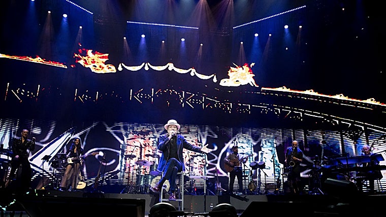 Sabina y su grupo interpretan 'Yo me bajo en Atocha', primer tema del repertorio en Madrid