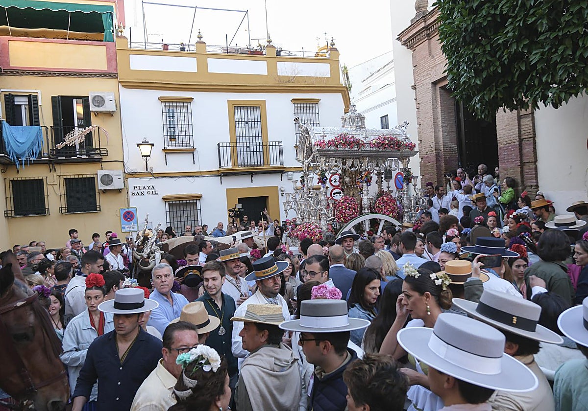 La hermandad de la Macarena saliendo de San Gil