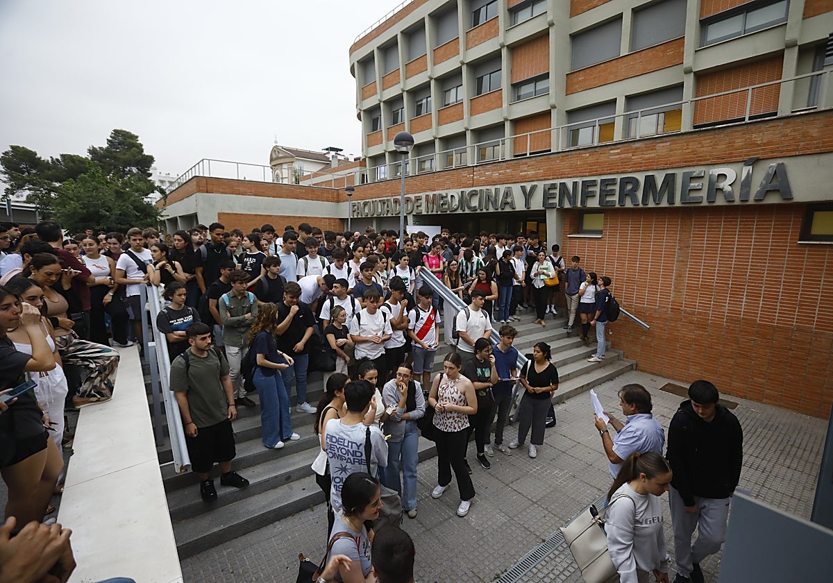 Alumnos esperan a entrar en la sala de exámenes en la sede de Medicina de la UCO