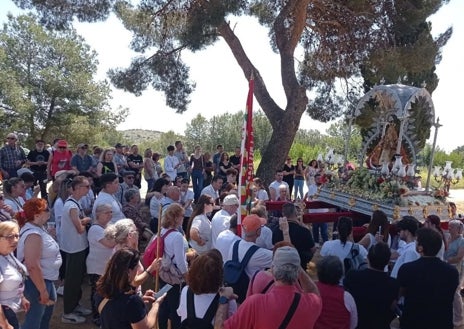 Imagen secundaria 1 - En la imagen superior, la Virgen de la Sierra, bajo los arcos dispuestos en Santa Coloma de Gramanet. Debajo a la Izquierda, un momento de la romería en medio de parajes naturales. A la derecha, una multitud acude a ver a la Virgen de la Sierra en la calle Nápoles de ese municipio catalán