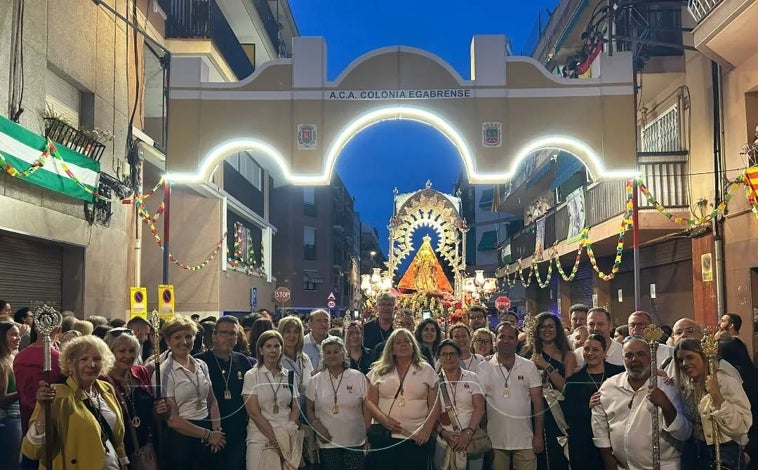 Imagen principal - En la imagen superior, la Virgen de la Sierra, bajo los arcos dispuestos en Santa Coloma de Gramanet. Debajo a la Izquierda, un momento de la romería en medio de parajes naturales. A la derecha, una multitud acude a ver a la Virgen de la Sierra en la calle Nápoles de ese municipio catalán