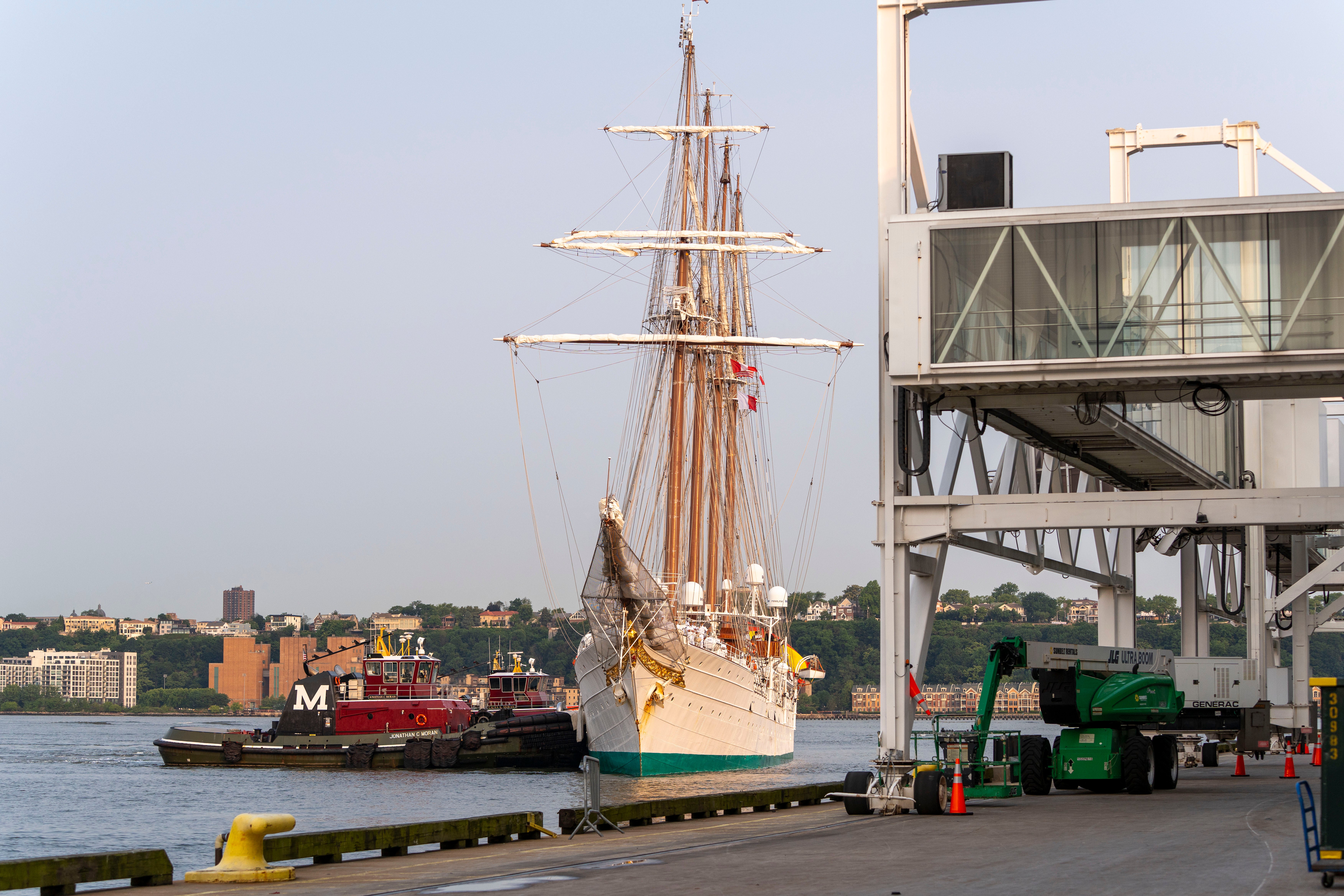 El Juan Sebastián de Elcano, a su llegada a Nueva York.