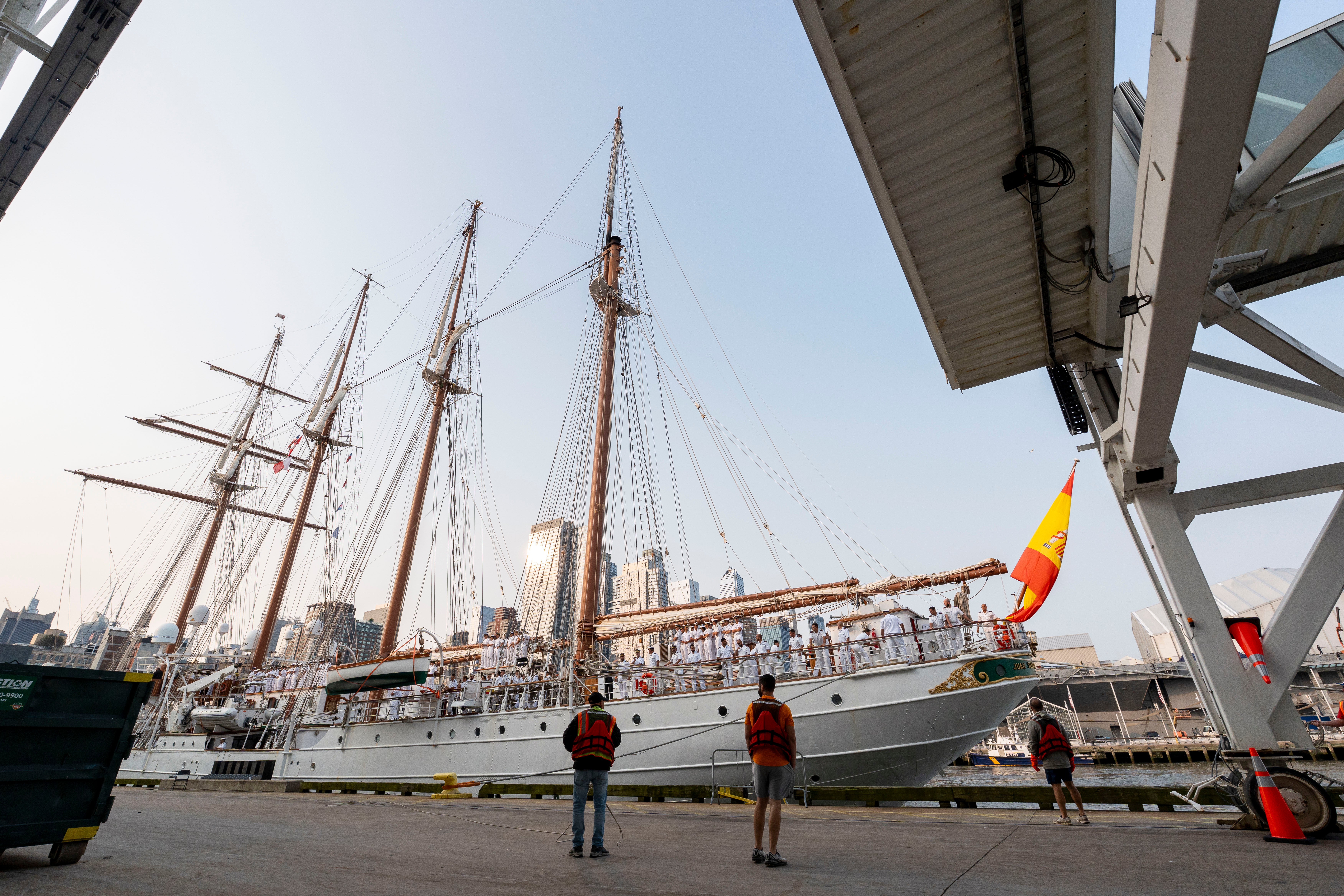 El Elcano, atracado en el puerto de Nueva York. 