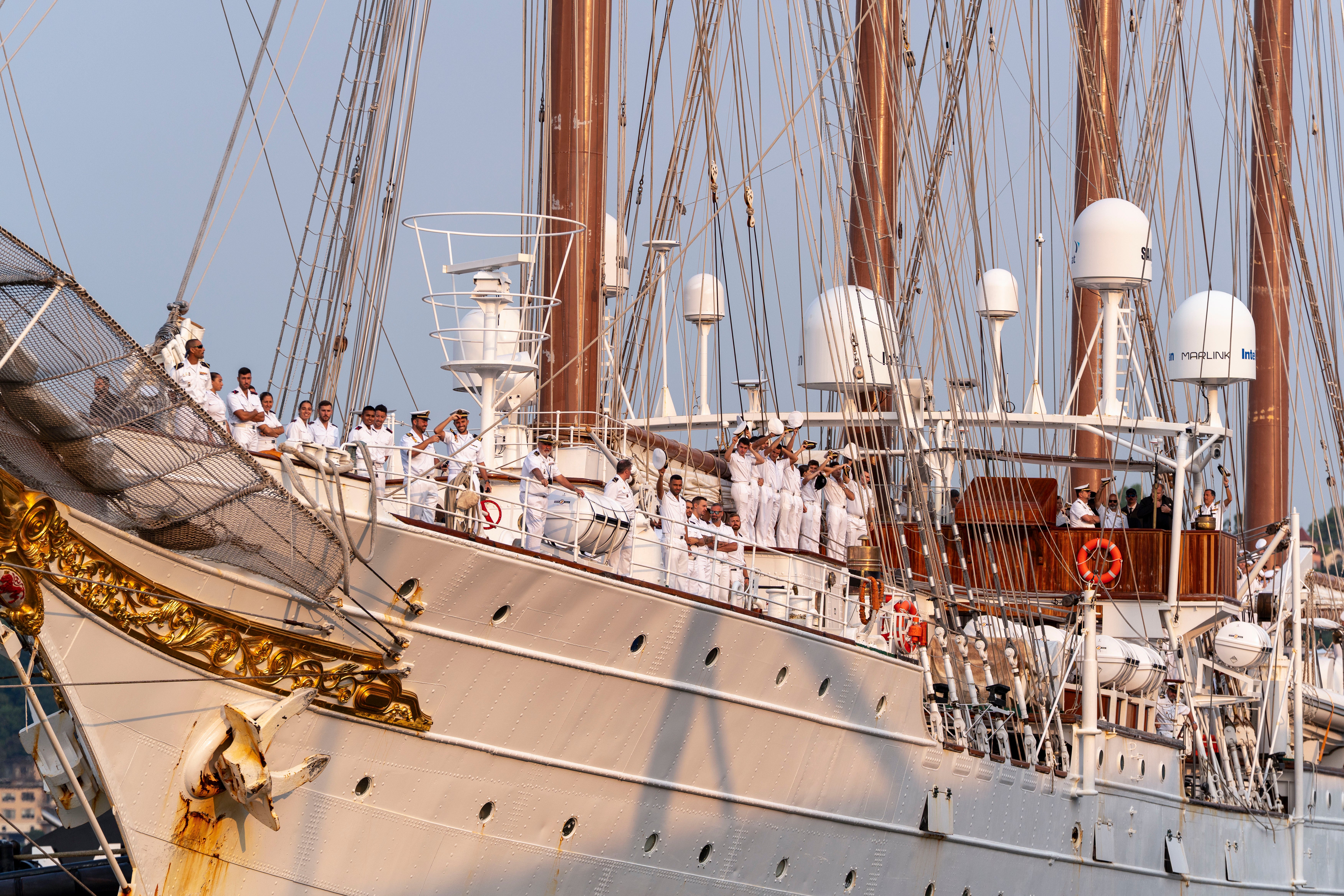 Los guardamarinas saludan desde el buque  a su llegada a Nueva York.