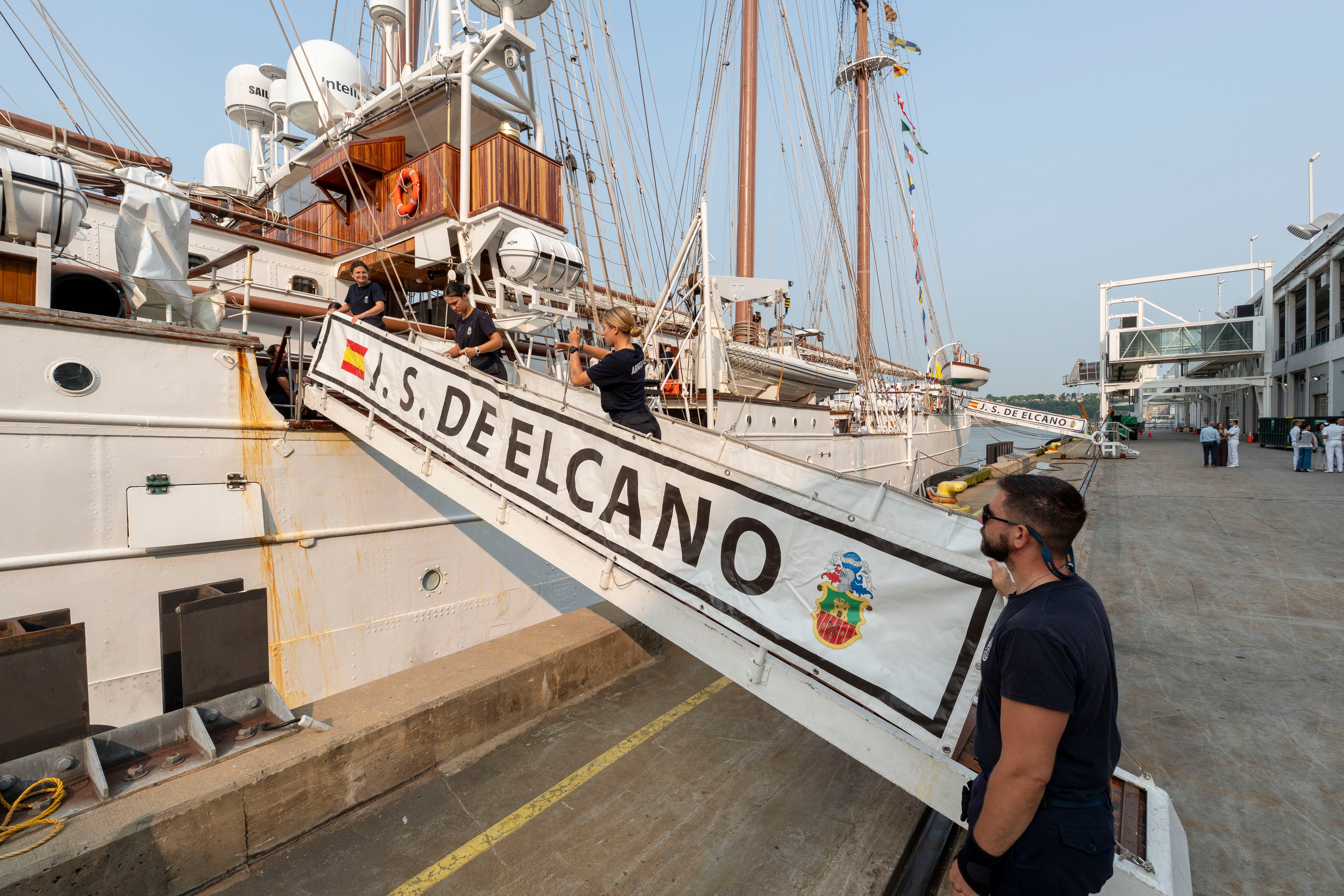 El personal del buque escuela prepara el desembarco en la última escala del trayecto.