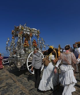Imagen secundaria 2 - La hermandad del Rocío de Sanlúcar vive su día grande con el embarque en Bajo de Guía