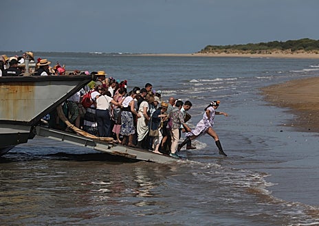 Imagen secundaria 1 - La hermandad del Rocío de Sanlúcar vive su día grande con el embarque en Bajo de Guía