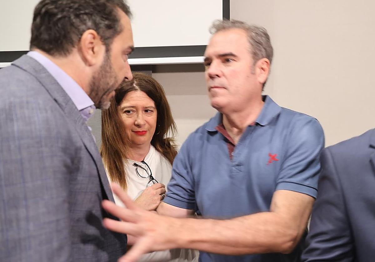 El empresario Javier Pérez Dolset empujando a Víctor de Aldama al terminar la declaración de Leire Díez