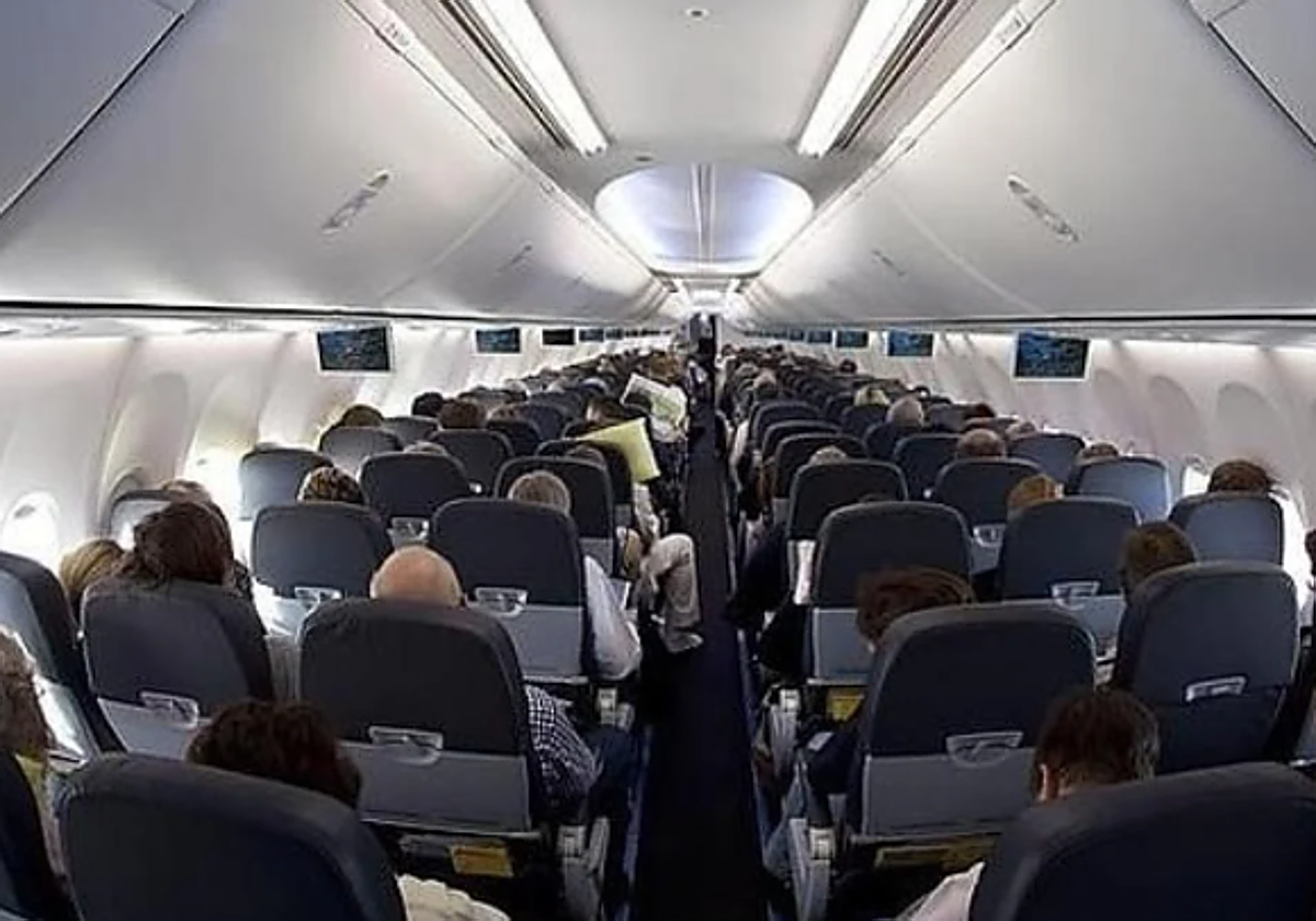 Pasillo de un avión de pasajeros en foto de archivo