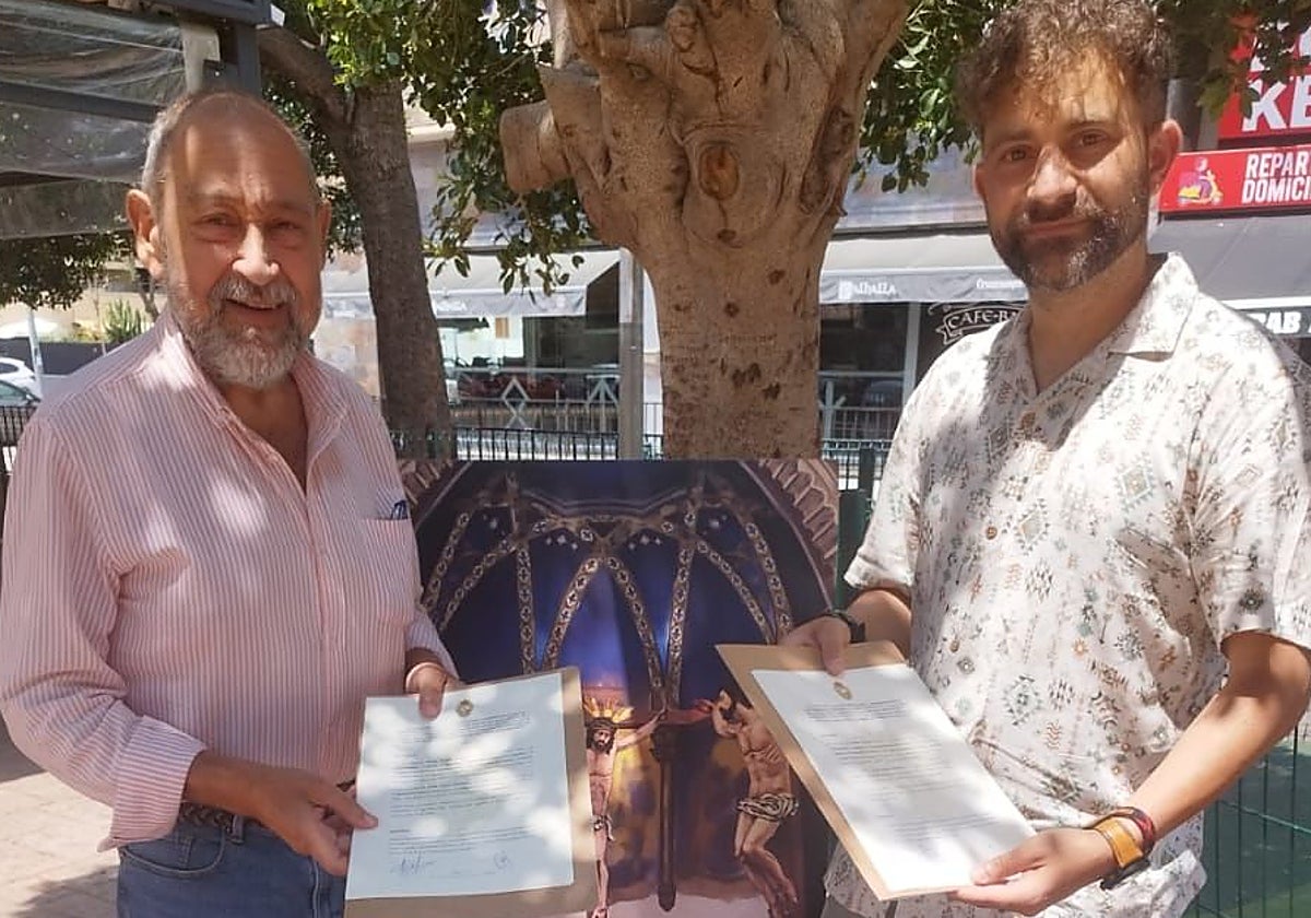 Rafeal Dorado, el hermano mayor, con el representante de la banda de Santa Cruz de Huelva