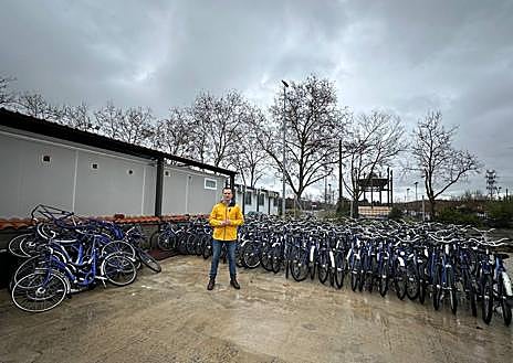 Imagen secundaria 1 - Una de las nuevas señales instaladas para delimitar la zona de bajas emisiones; debajo, el portavoz del PP, Antonio José Mesa, con las bicis del desmantelado sistema de alquiler; y el anuncio para regalarlas entre los vecinos del municipio 