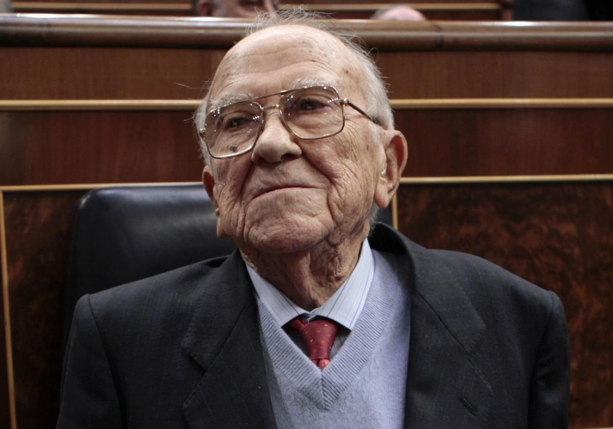 Santiago Carrillo, en el Congreso de los Diputados en 2001