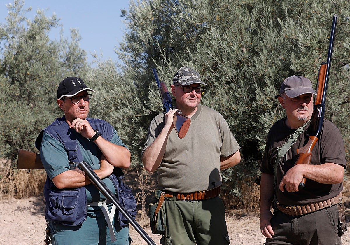 Varios cazadores en una finca de Córdoba