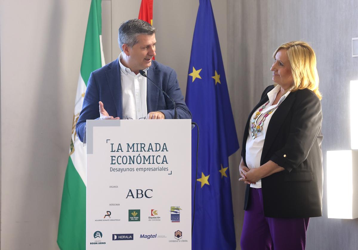 El delegado de Agricultura, con la viceconsejera, durante la Mirada Económica
