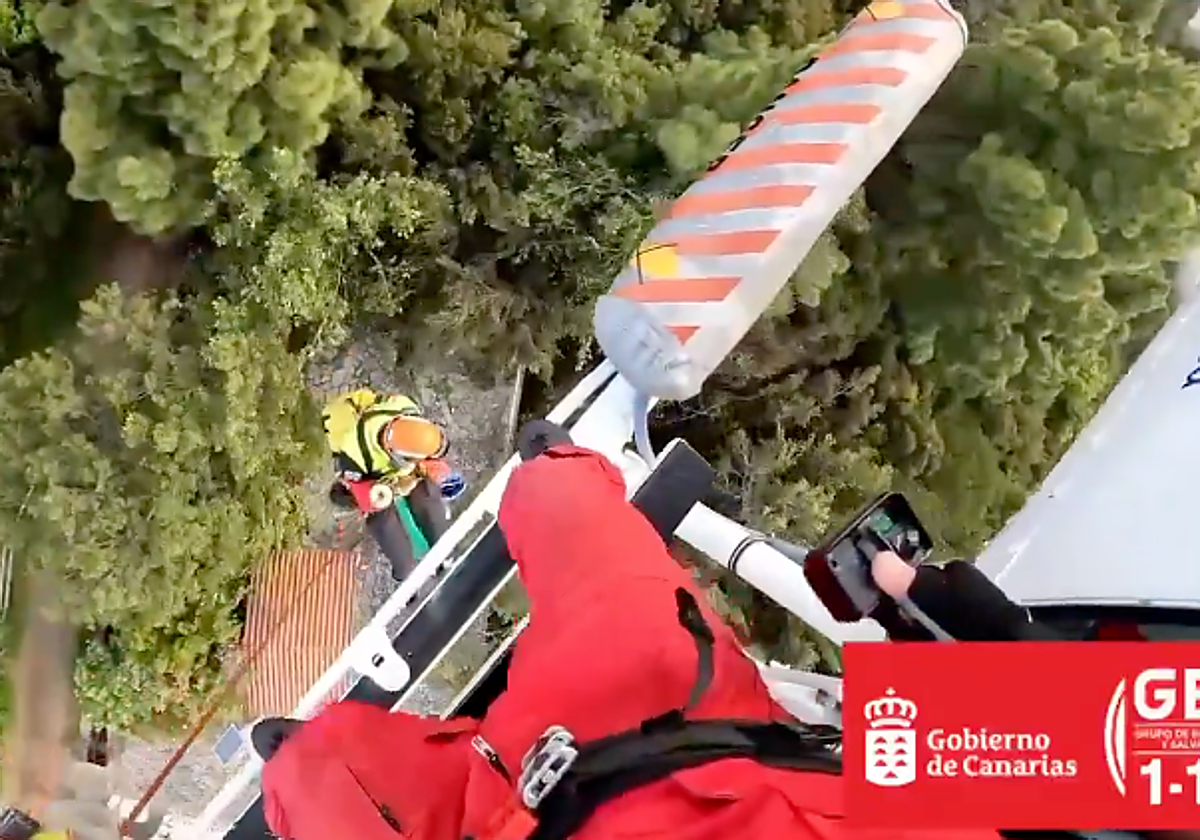 Rescatistas en la operación efectuada por el helicóptero esta mañana