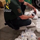 Agente de la Guardia Civil en una operación contra la fabricación ilegal de explosivos