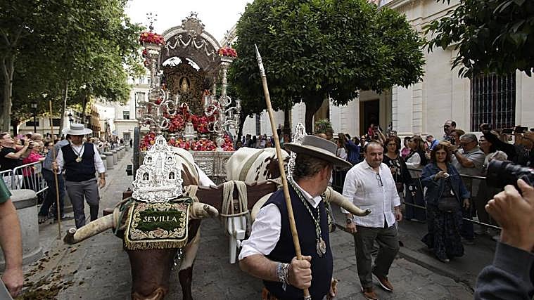 La hermandad de Sevilla ya camina hacia el Rocío, 75 años después de aquella primera vez