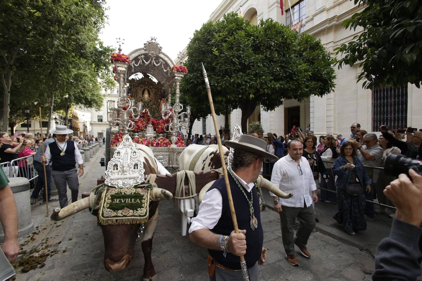 Salida de la Hermandad del Rocío de Sevilla en su peregrinación a la Aldea del Rocío