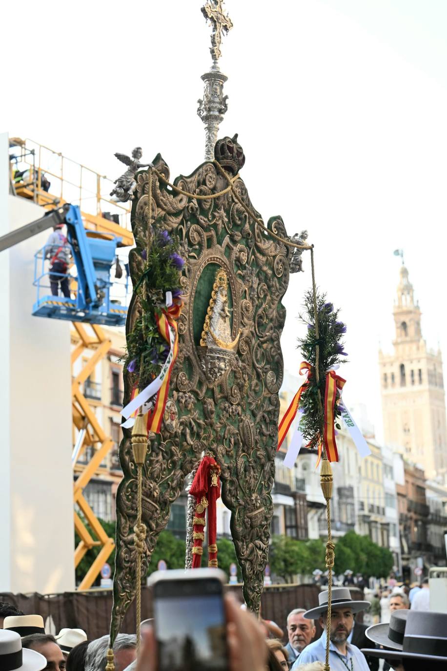 El Simpecado de la hermandad es llevado desde la plaza del Salvador hacia el Ayuntamiento