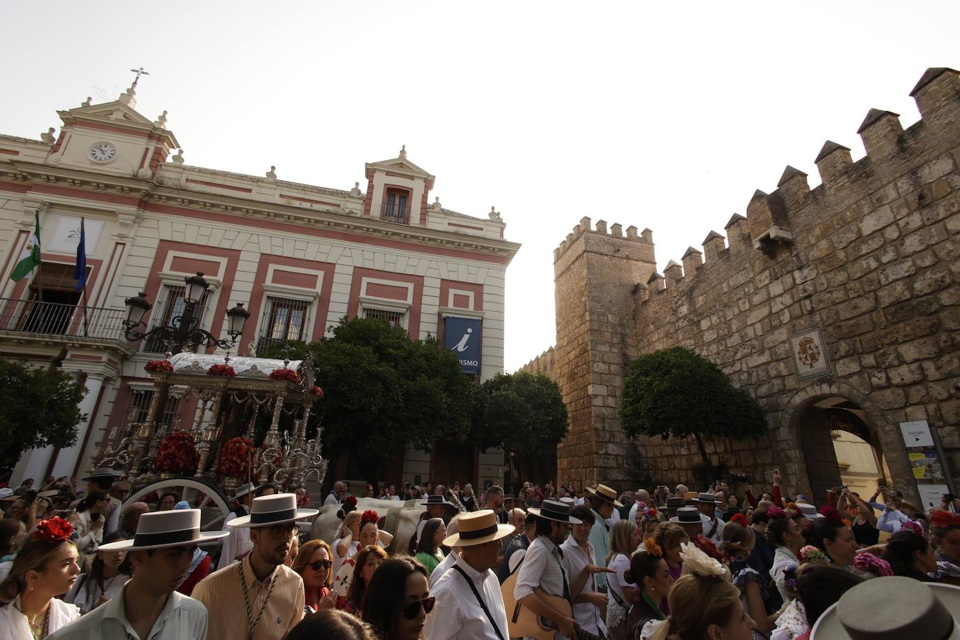 Salida de la Hermandad del Rocío de Sevilla en su peregrinación a la Aldea del Rocío