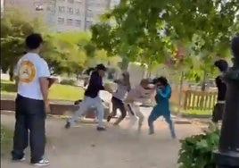 La pelea a cuchilladas entre jóvenes en un parque de Pontevedra: «Se la estaba clavando»
