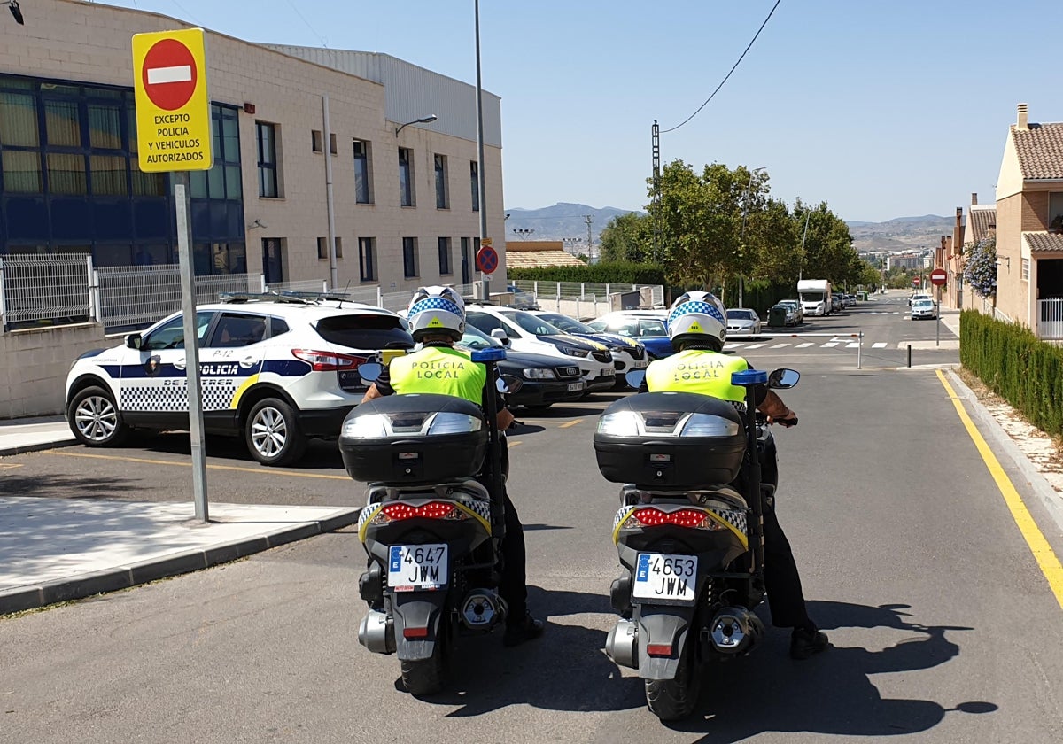 Dos agentes de la Policía Local de Petrer, junto a dependencias municipales