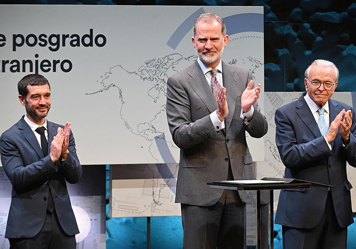 El Rey Felipe VI, en el centro, co el ministro Bustinduy