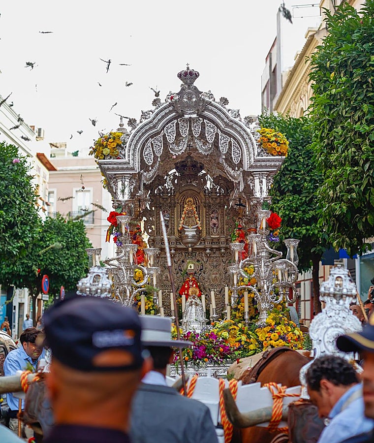 La carreta del Rocío de la Macarena en la calle Feria