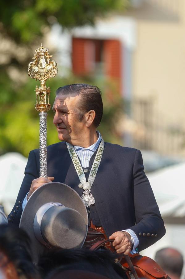 Primeros compases de la peregrinación de la Hermandad del Rocío de la Macarena