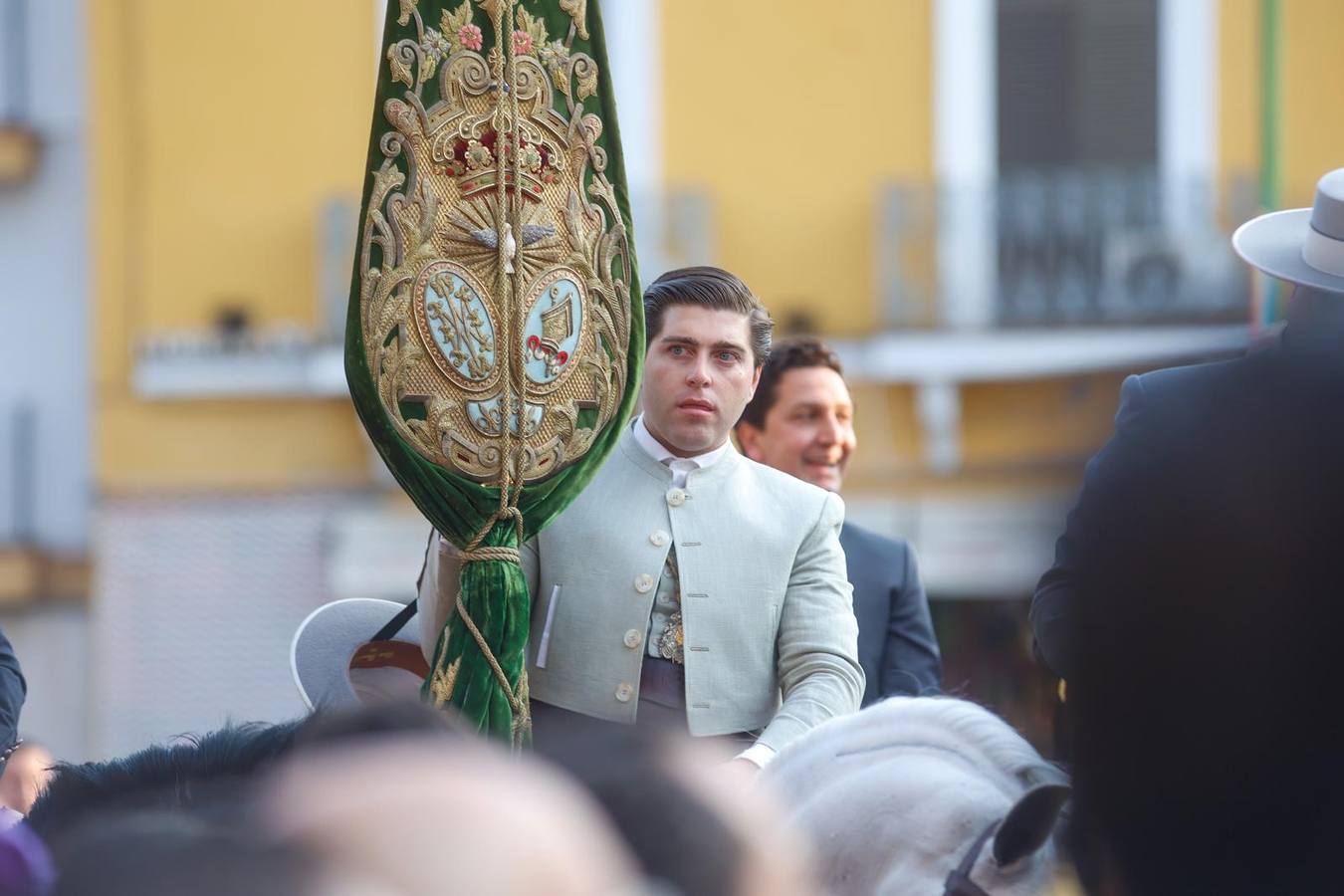 Primeros compases de la peregrinación de la Hermandad del Rocío de la Macarena