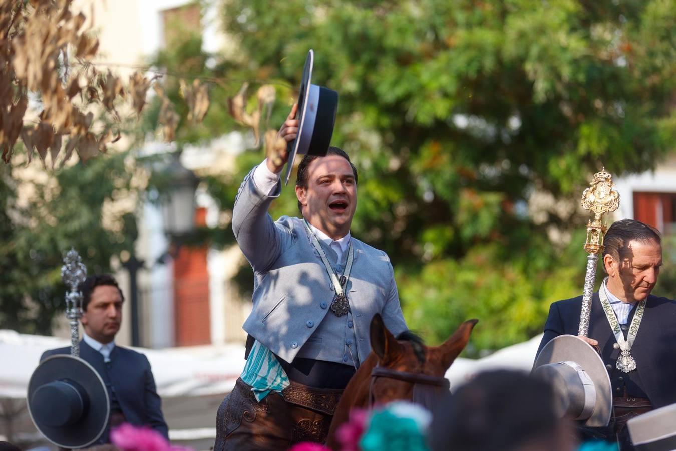 Primeros compases de la peregrinación de la Hermandad del Rocío de la Macarena