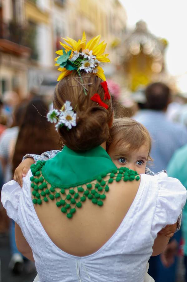 Primeros compases de la peregrinación de la Hermandad del Rocío de la Macarena