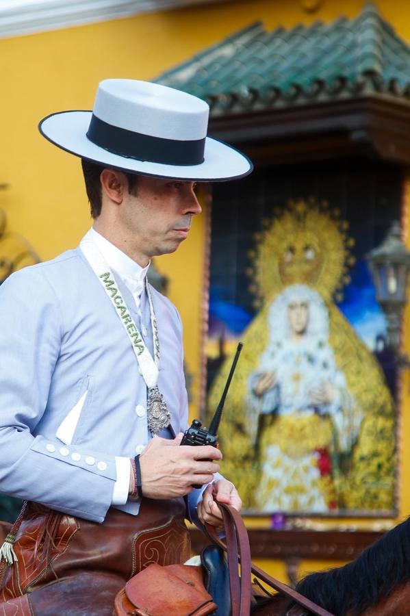 Primeros compases de la peregrinación de la Hermandad del Rocío de la Macarena