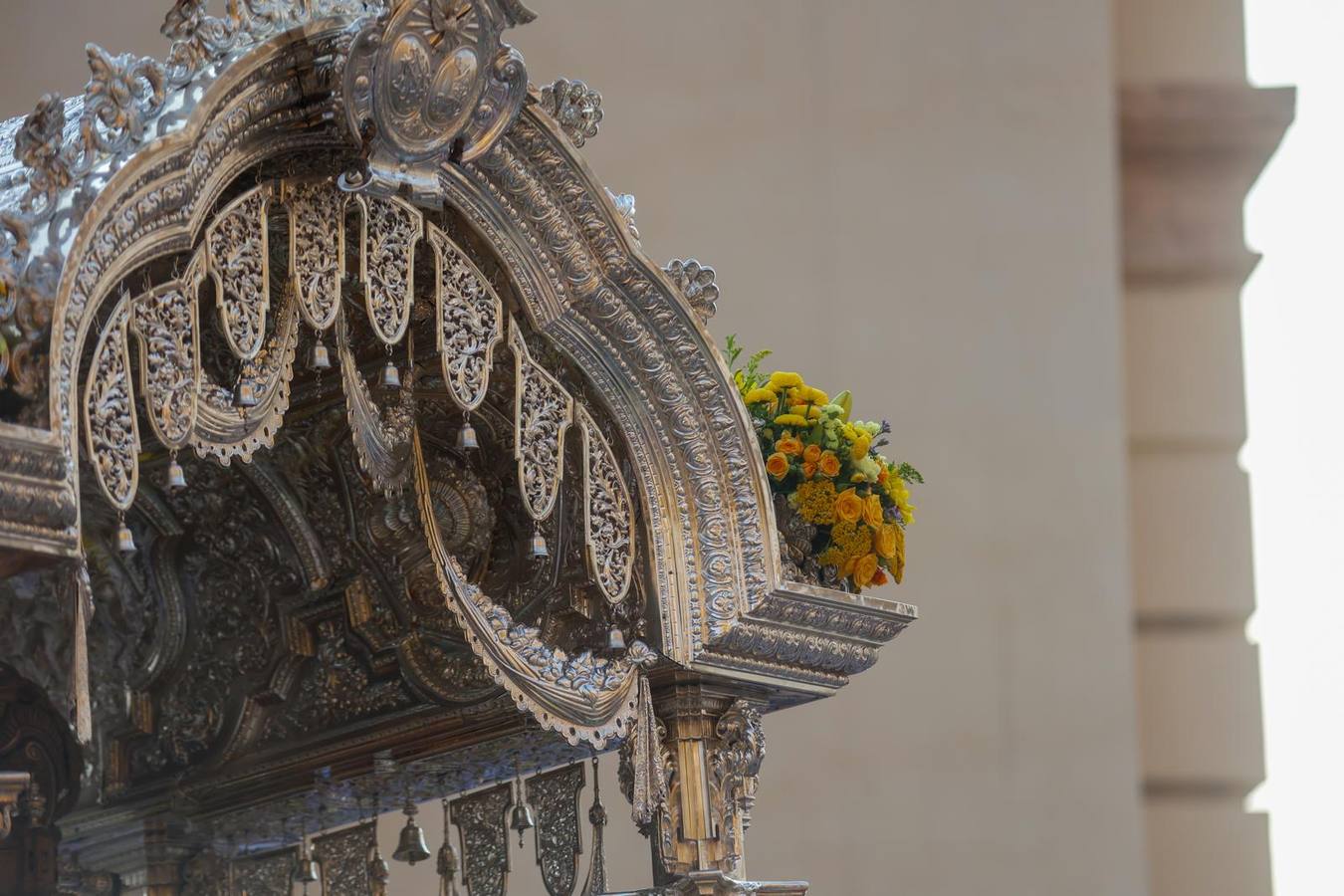 Primeros compases de la peregrinación de la Hermandad del Rocío de la Macarena