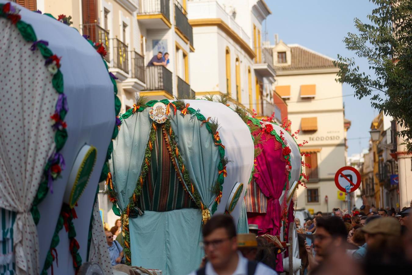 Primeros compases de la peregrinación de la Hermandad del Rocío de la Macarena