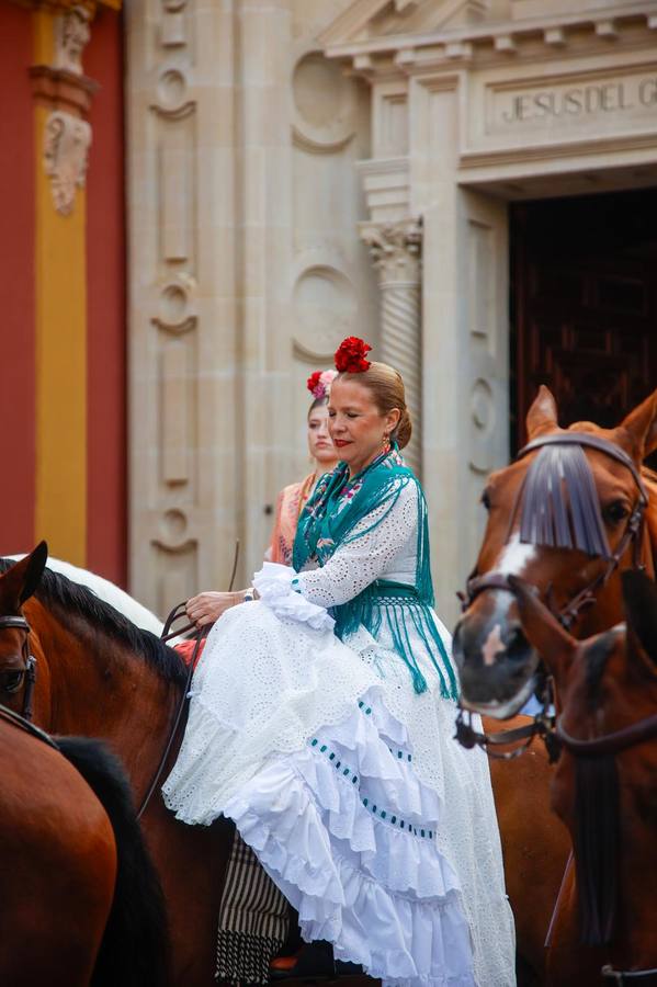 Primeros compases de la peregrinación de la Hermandad del Rocío de la Macarena