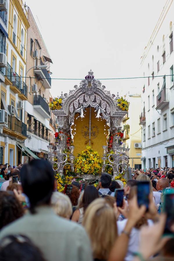Primeros compases de la peregrinación de la Hermandad del Rocío de la Macarena