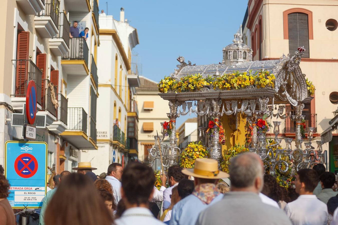 Primeros compases de la peregrinación de la Hermandad del Rocío de la Macarena