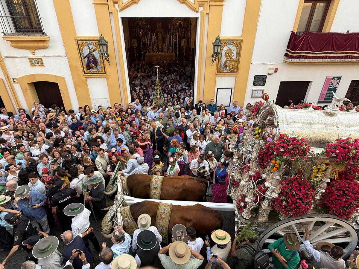 Primeros compases de peregrinación de la Hermandad del Rocío de Triana