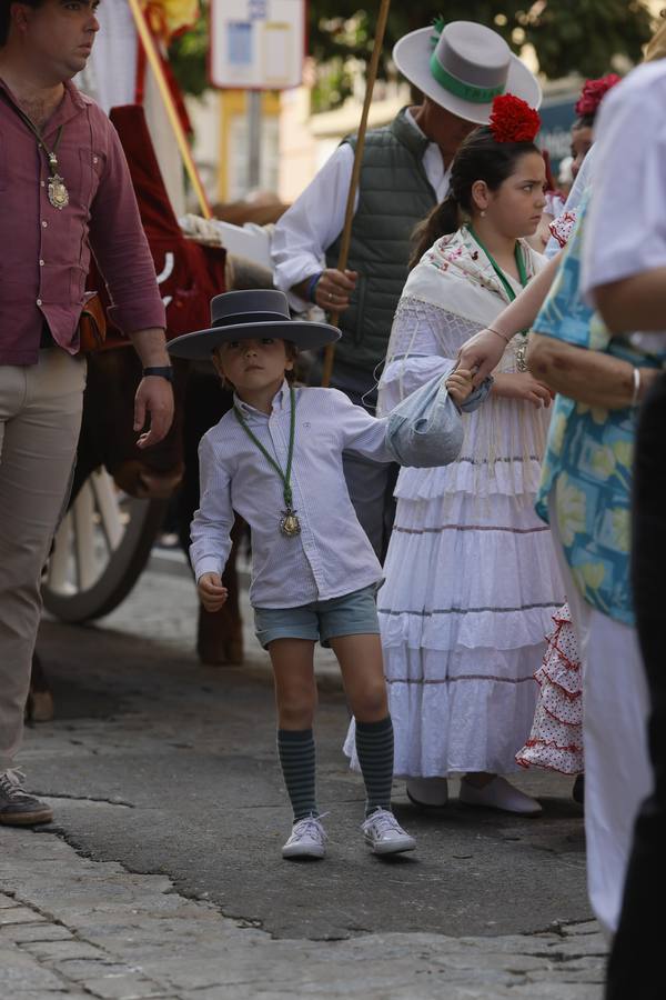 Primeros compases de peregrinación de la Hermandad del Rocío de Triana