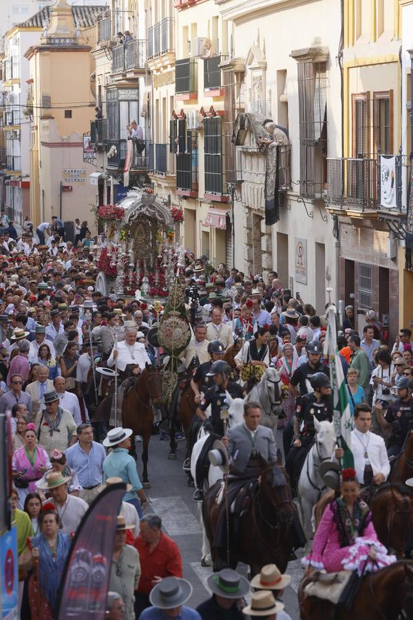 Primeros compases de peregrinación de la Hermandad del Rocío de Triana