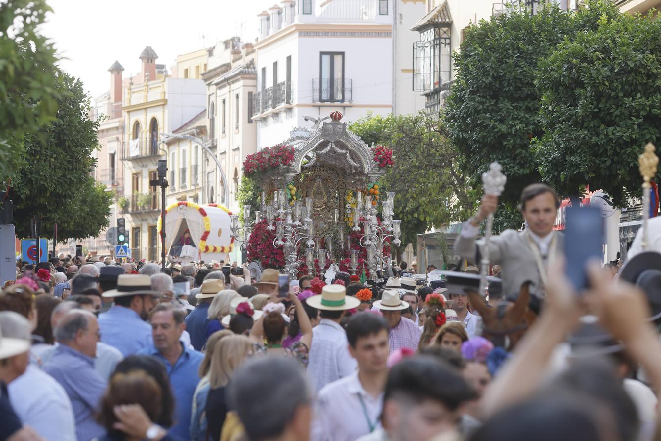 Primeros compases de peregrinación de la Hermandad del Rocío de Triana